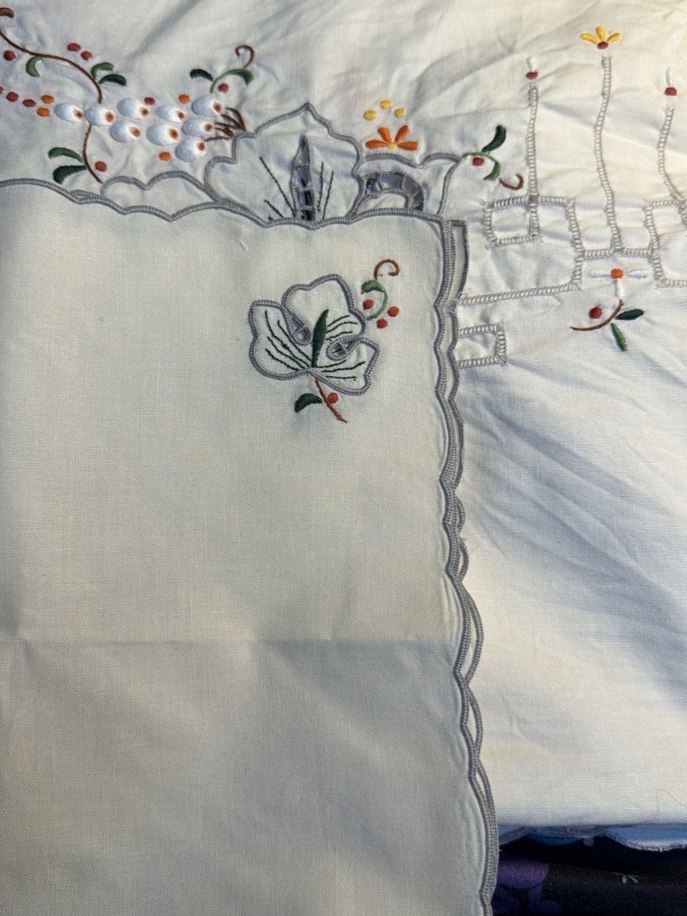 Linen Tablecloth & 4 Napkins 10”x10” off white 48”x48”